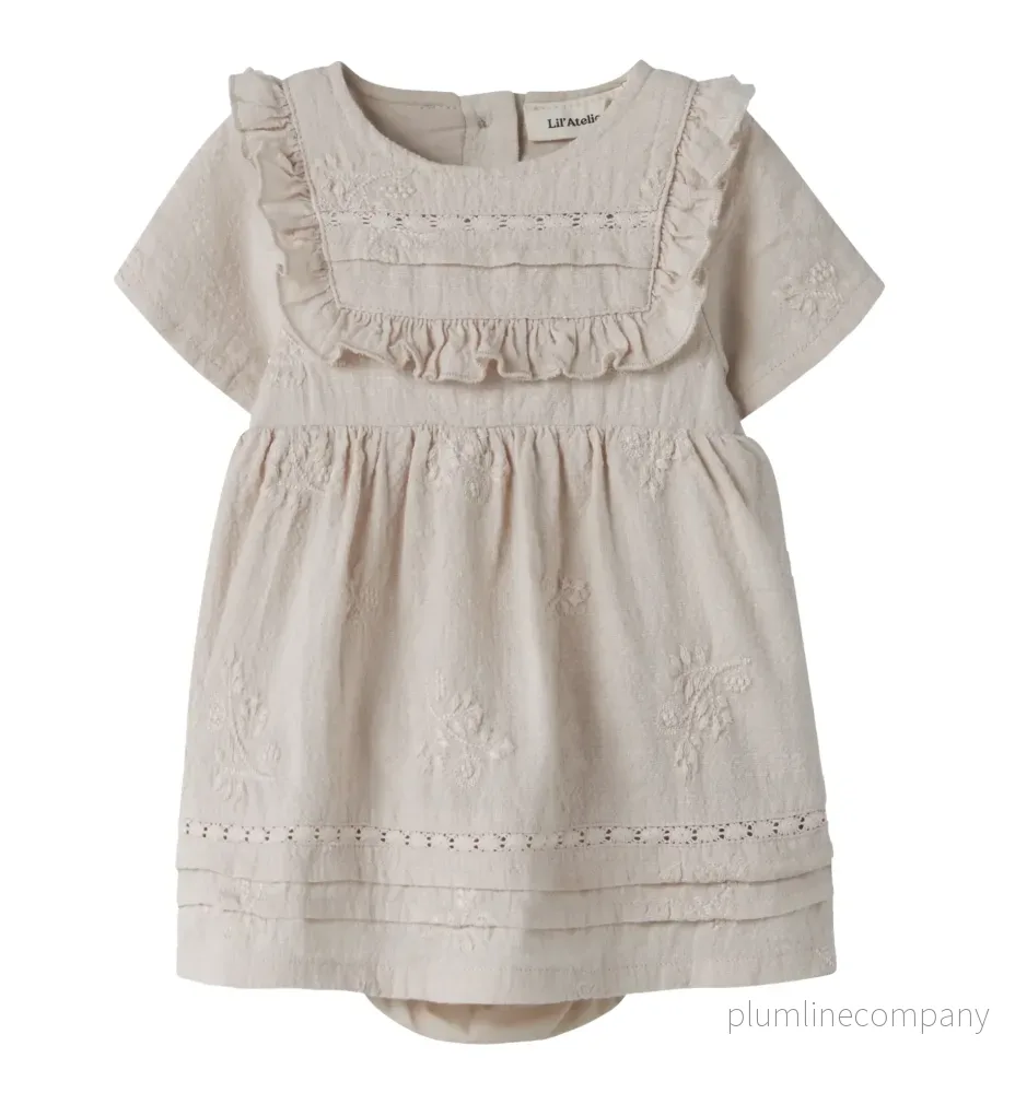 SISTA CHANSEN - Broderad klänning baby - NBFFERONIA SS LOOSE BODY DRESS LIL - Pumice Stone