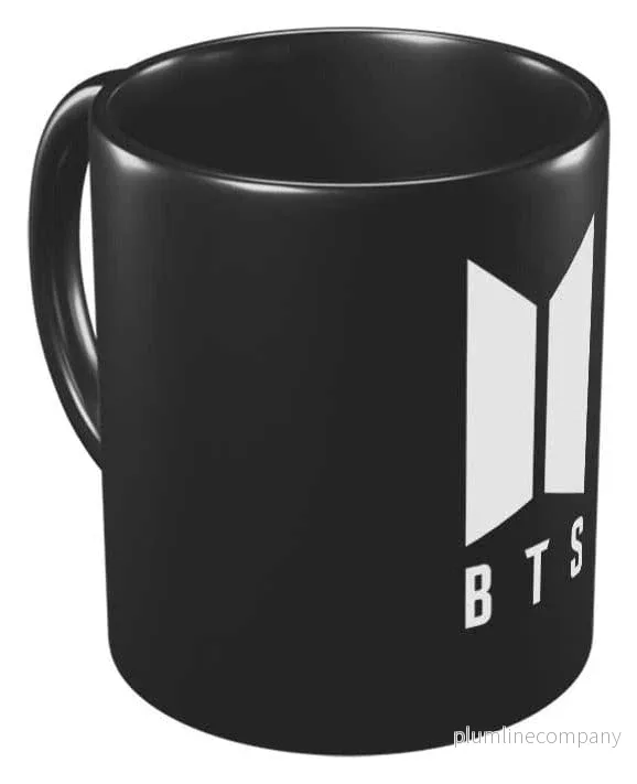 BTS Logotyp Vit Mugge 350 ml BTS Logotyp Vit Mugge 350 ml
