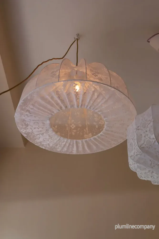 Stor taklampa i vit spets 60 cm