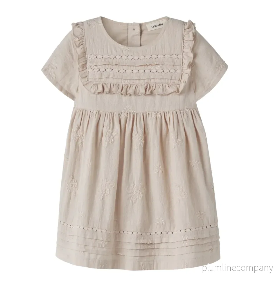 Broderad klänning – NMFFERONIA SS LOOSE DRESS LIL – Pumice Stone Broderad klänning – NMFFERONIA SS LOOSE DRESS LIL – Pumice Stone