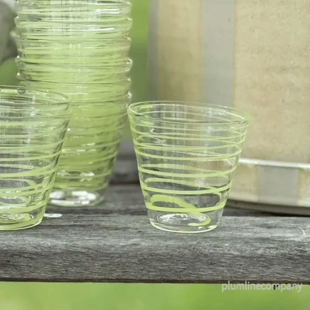 Glas litet rand ljusgrön