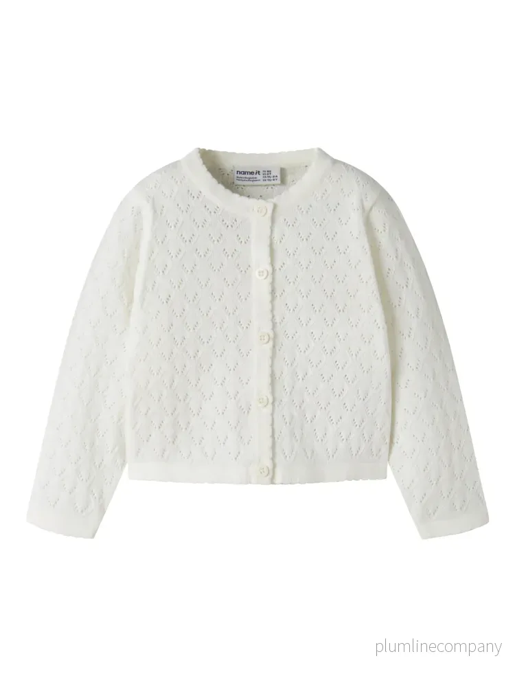 Stickad Kofta i Ekologisk Bomull – NMFDESINA LS SHORT KNIT CARD – Cloud Dancer Stickad Kofta i Ekologisk Bomull – NMFDESINA LS SHORT KNIT CARD – Cloud Dancer