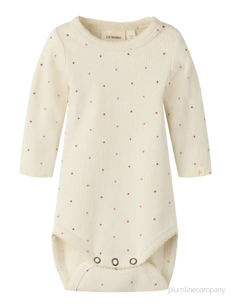 Prickig body i Bomull & TENCEL™ Lyocell – Turtledove DOT – NBFGAGO KOS LS SLIM BODY LIL Prickig body i Bomull & TENCEL™ Lyocell – Turtledove DOT – NBFGAGO KOS LS SLIM BODY LIL