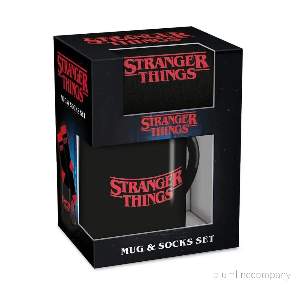 Stranger Things Mug & Socks Set med Logotyp Stranger Things Mug & Socks Set med Logotyp