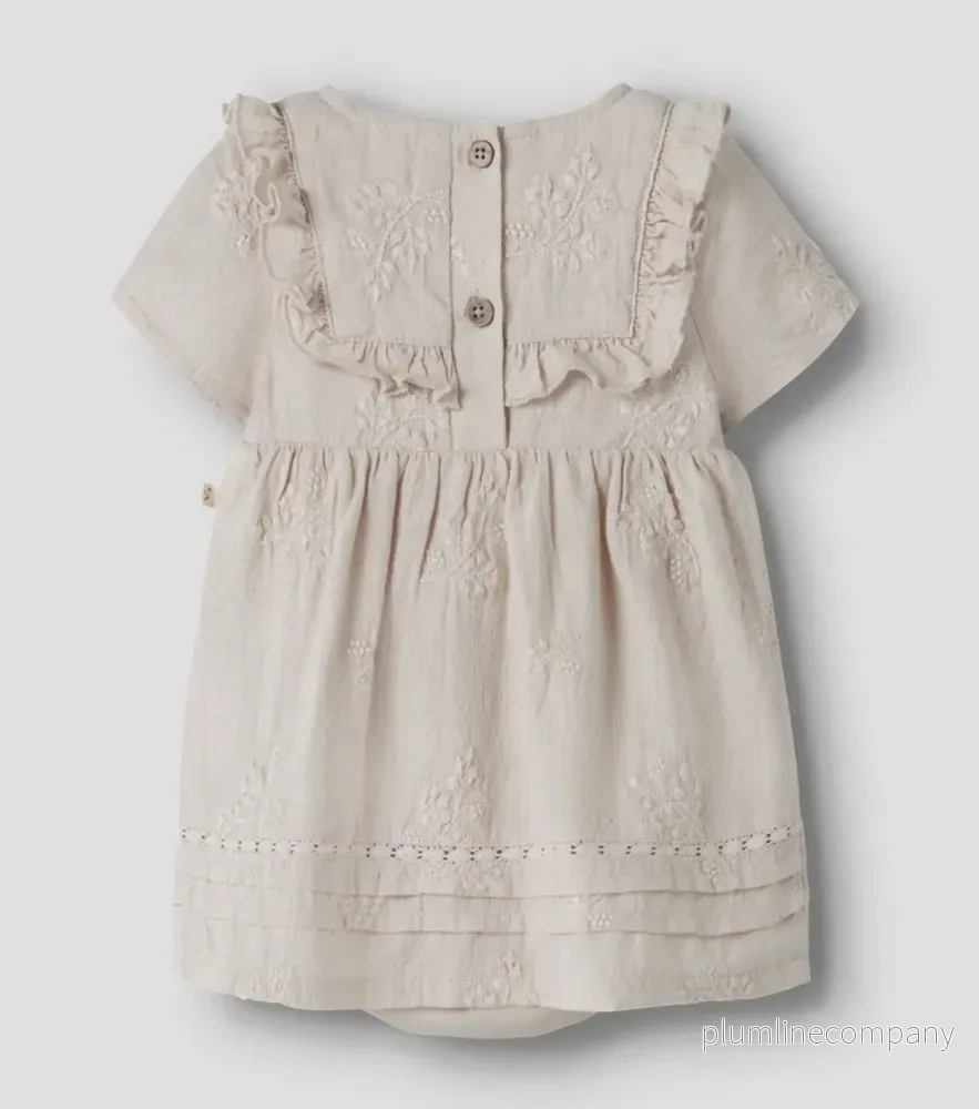 SISTA CHANSEN - Broderad klänning baby - NBFFERONIA SS LOOSE BODY DRESS LIL - Pumice Stone - Bild 2