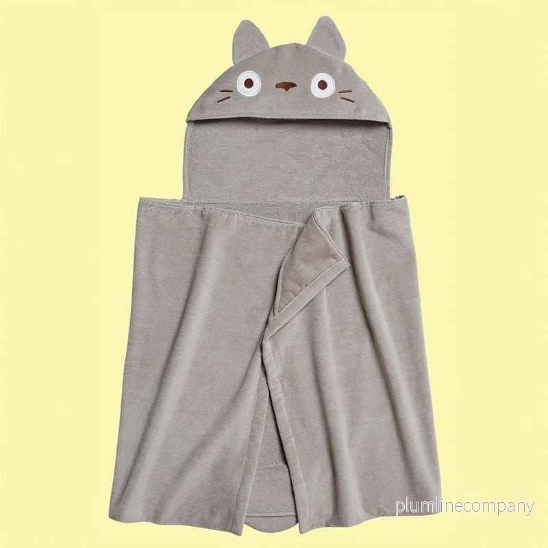 Min granne Totoro Natsu badcape stor Totoro 70 x 140 cm Min granne Totoro Natsu badcape stor Totoro 70 x 140 cm