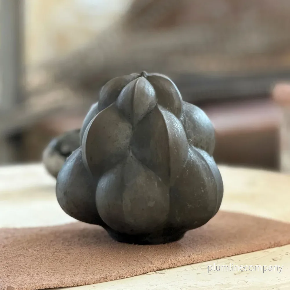 Skulptur i raku av Eva Paradis