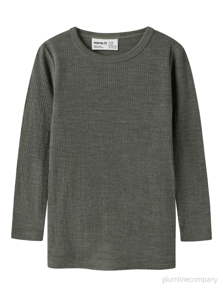 Ribbad långärmad tröja i 100% merinoull – NMNWAX WOOL RIB LS TOP NOOS – Mulled Basil Ribbad långärmad tröja i 100% merinoull – NMNWAX WOOL RIB LS TOP NOOS – Mulled Basil
