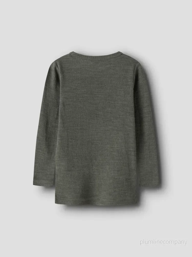 Ribbad långärmad tröja i 100% merinoull – NMNWAX WOOL RIB LS TOP NOOS - Mulled Basil - Bild 2