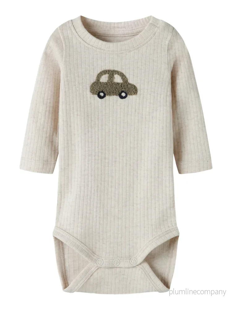 Ribbad Babybody med Broderi – Peyote Melange – NBMOLANDER LS BODY BOX Ribbad Babybody med Broderi – Peyote Melange – NBMOLANDER LS BODY BOX
