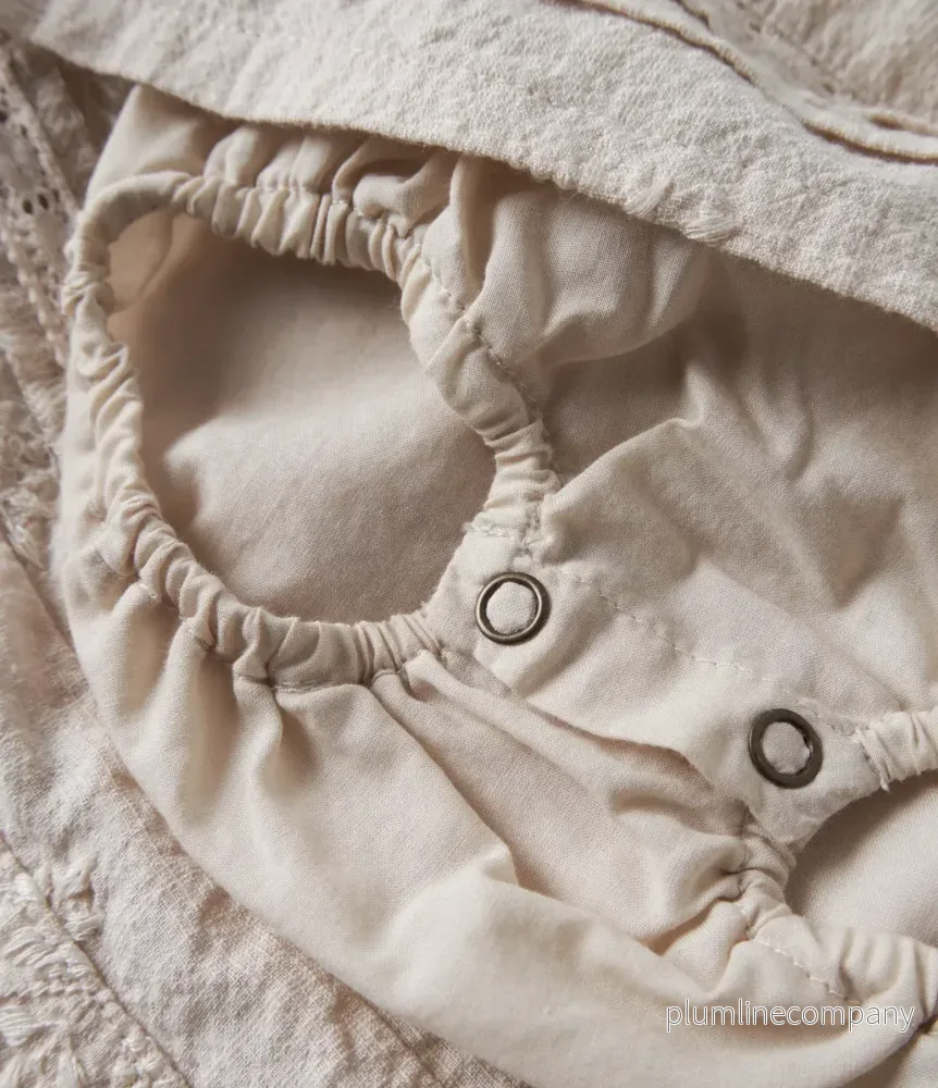 SISTA CHANSEN - Broderad klänning baby - NBFFERONIA SS LOOSE BODY DRESS LIL - Pumice Stone - Bild 3