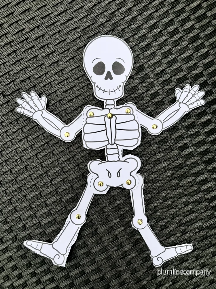 Bygg ett rörligt skelett – Halloweenpyssel att skriva ut